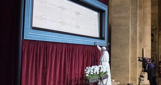 Pope Francis stops in meditation in front of the Shroud in Turin cathedral
©Renzo Bussio
