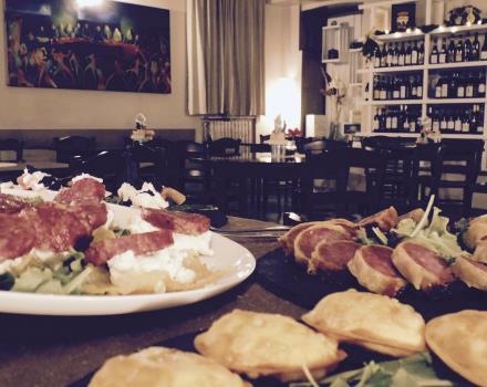 L''Aglio restaurant awaits you with a variety of Piedmontese dishes, wines and desserts.