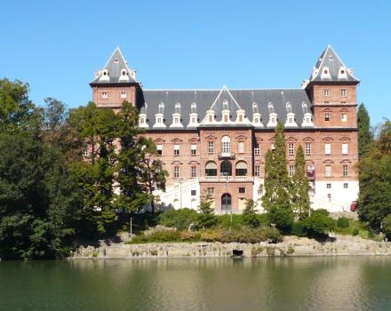 Eigenschaften des Politecnico di Torino, gründete die Schule der Anwendung mit Royal Industriemuseum im Jahre 1906 und Heimat des Departements Architektur, das Valentino-Schloss in die UNESCO-Welterbeliste seit 1997, einschließlich serieller Website eingegeben wird «die Residenzen des Hauses Savoyen ".