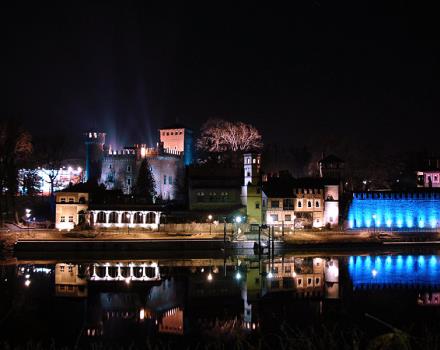 Die mittelalterliche Burg ist am Abend beleuchtet.