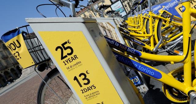 À la réception, vous pouvez acheter une carte [à] vélo, service de la ville de Turin pour partage de vélos