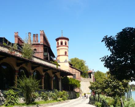 Le village médiéval de Turin est un musée en plein air le long des rives du Pô, dans le parco del Valentino. Un voyage à travers le temps et l’espace entre les arcades, des fontaines, des boutiques d’artisanat, des jardins et un château avec son imposante tour.