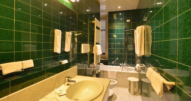 Chuveiro ou banheira? Escolha o quarto clássico que melhor se adapte às suas necessidades