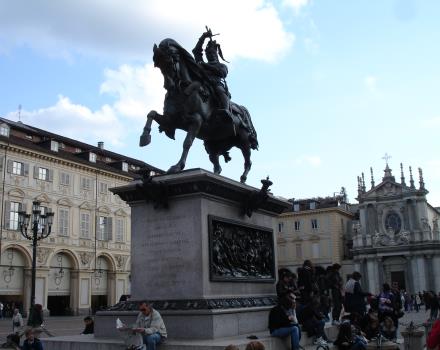 Piazza San Carlo in Turin, eine der wichtigsten in der Stadt, mit dem Reiterdenkmal, Emanuele Filiberto.