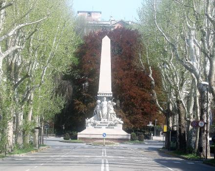 L’obelisco di Luigi Belli, eretto nel 1892, celebra la spedizione del corpo militare che tra il 1855 e il 1856, sotto il comando del generale Alfonso Lamarmora, prese parte alla guerra di Crimea contro l’impero russo a fianco di Francia, Inghilterra e Turchia.
